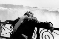 Bazon Brock in Duldungsstarre gegen oben