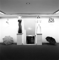 „Angstlust“ Theoretische Objekte, Lebensmittel, Souvenirs, Devotionalien etc. aus den Museumsshops der Welt.