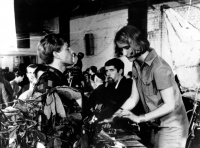 Brock etabliert den Bloomsday, Galerie Loehr, Frankfurt am Main 1963. Frau Bayrle bügelt als Nausikaa Bananenschalen in die Bloomszeitung.