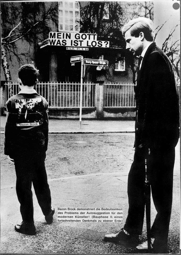 Autosuggestiver Künstler, Aktion und Plakat „Mein Gott, was ist los?“, Bild: Aktion in Frankfurt (Bockenheim) 31.3.1964 und Galerie Sydow im gleichen Jahr. © Hartmut Rekort.