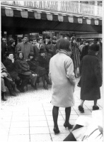 Theatersitzreihen auf dem Kudamm, 1965