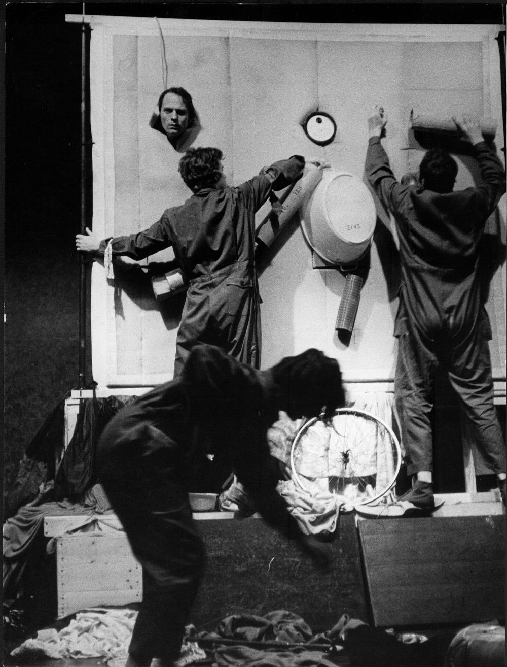 4 Bühnenbild "Unterstzuoberst", Bild: © Günter Englert, 1969.