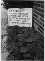 2 Bazon Brock, von dem Sie immer schon gewusst haben, dass er den tiefsten Eindruck auf dieser Welt mit seinen Füssen hinterlassen wird.