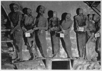 Die Gesellschaft der Toten in Erwartung des neuen Lebens, während die Lebenden bloß den Tod erwarten.