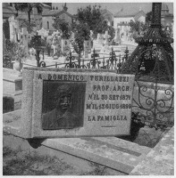 1 Auf dem Totenhof in Siena: Ich habe mich um eine Lösung bemüht, die das Umblättern des Steinbuchs ermöglicht. Die schwingenden Seiten erzeugen einen sanften Luftzug an friedlichen Abenden.