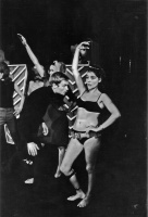 Zur siebzehnten szenischen Einheit - Das Strukturprinzip der medialen Übertragung: Der fetisch-fixierte Liebhaber realisiert seine Vorstellung, die Achselhaare seiner Geliebten seien aus Lakritz, so daß er sie natürlicherweise langsam abnagen darf.