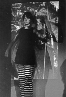 Zur dreizehnten szenischen Einheit - Das fünfte Strukturprinzip der gestischen Transformation: Projektionen von Kunstwerken, in denen jeweils eine Frauengestalt vorkommt; die Schaupielerin übernimmt von der Projektionswand die dargestellten Attitüden, verbindet aber die Abfolge der projizierten Haltungen so zu einem Bewegungsablauf, als gehörten die unterschiedlichen Vorgaben zu einem einzigen Handlungsablauf. Es kommt darauf an, die einzelnen Gesten nahtlos auseinander zu entwickeln.