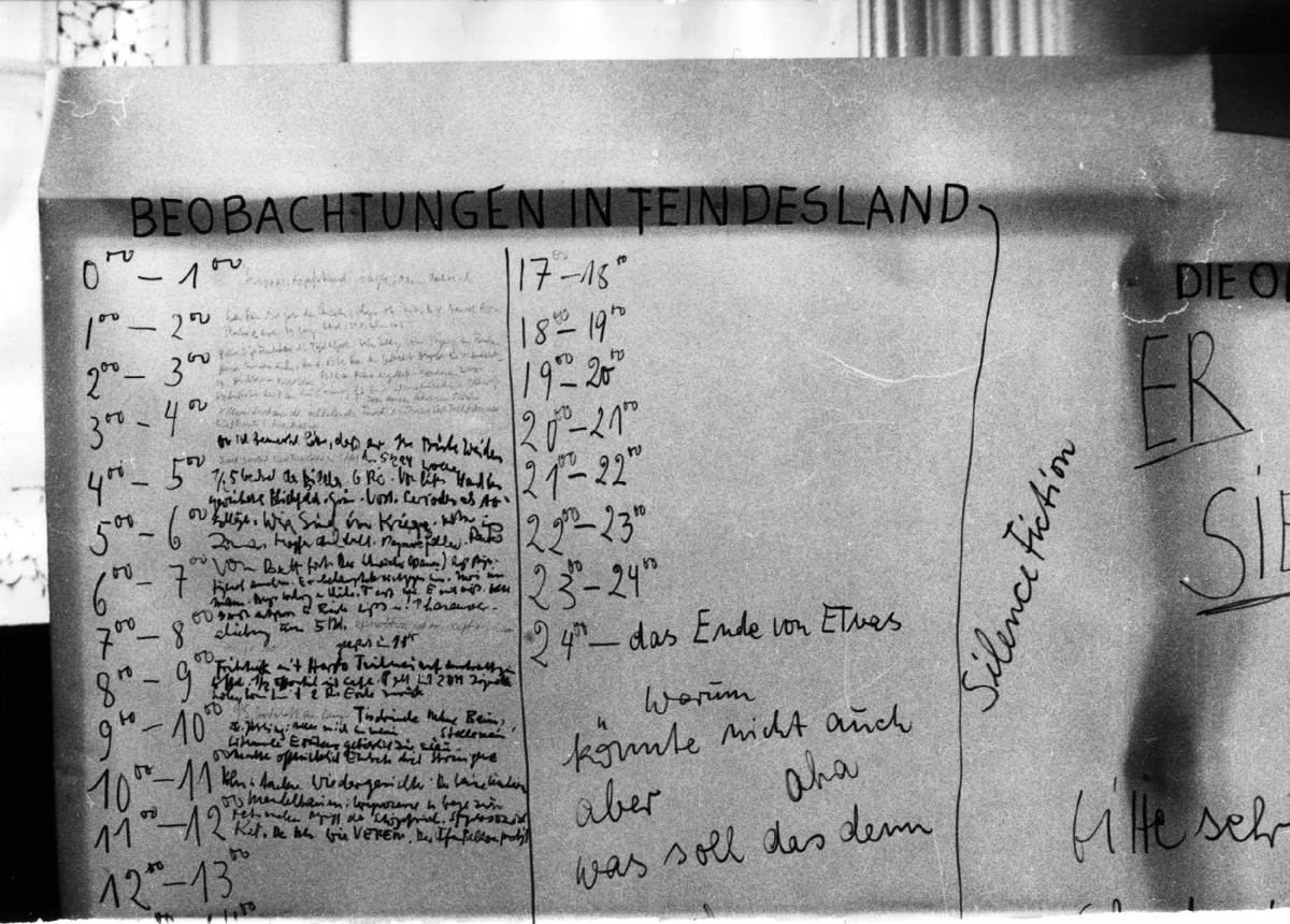 Protokoll des Hauptakteurs von 0-12 Uhr, Bild: Aktion "Der Satz", Galerie Parnass, Wuppertal 1965 © Ute Klophaus.