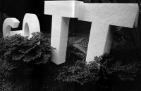 Ein Beispiel für sprechende Architektur: die Bedeutungs- und die Nutzungsform des Bauwerks werden zum sprachlichen Zeichen vergegenständlicht.