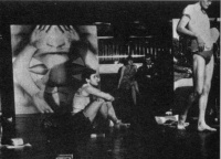 2 Drei Riegel teilen die Formalperson. Durch Verschieben der Riegel wird die Variation der Identität geübt.