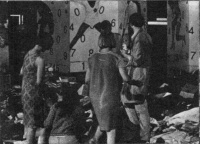 5 Darstellung der Ansprüche auf Naturrechtspositionen als Barbarei: Martin teilt seinen Mantel, sein Hemd, seine Unterhose jeweils durch zwei, um den Armen davon abzugeben.