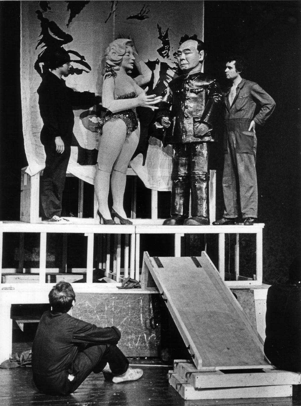 6 Bühnenbild "Unterstzuoberst", Bild: © Günter Englert, 1969.