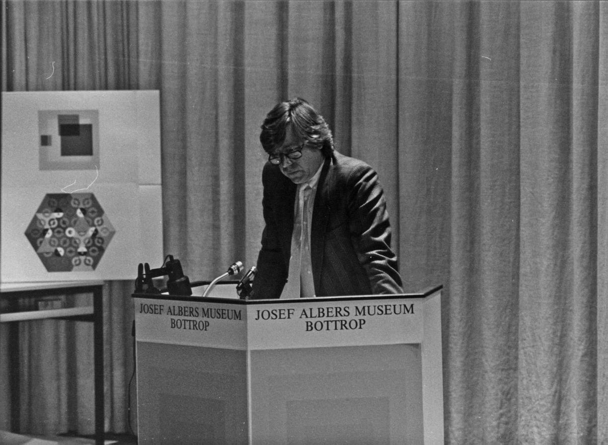 Bazon Brock im Josef Albers Museum Bottrop, Bild: Symposium „Ist die Bauhaus-Pädagogik noch aktuell?“ Bottrop, 8.-10.11.1983.