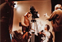 Bazon Brock als Peggy Guggenheim, in „Peggy und die anderen oder: Wer trägt die Avantgarde?“