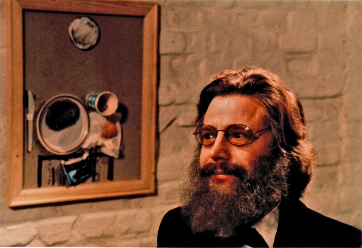 Bazon Brock als Pierre Restany, in „Peggy und die anderen oder: Wer trägt die Avantgarde?“, Bild: Film von Werner Nekes und Bazon Brock zur Ausstellung „Westkunst“, Köln 1981.