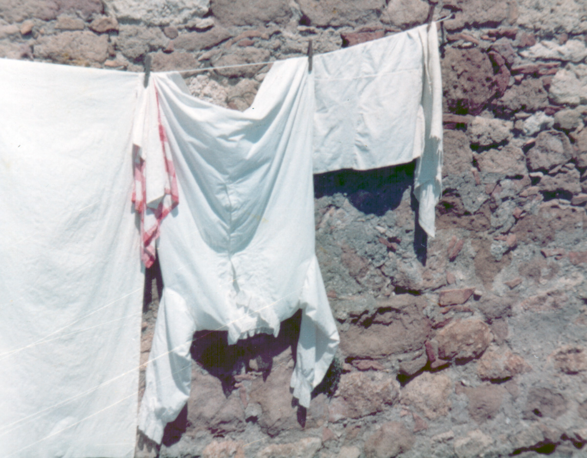 Wäsche auf Leine vor Mauer 1980er Jahre