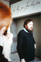 Harry Szeemann vor der Eröffnung seiner Ausstellung "Der Hang zum Gesamtkunstwerk" Zürich 10.02.1983