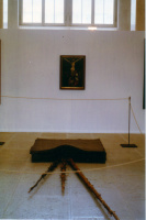 Joseph Beuys Schneefall, 1970, plastische Assemblage, Filzplatten über Tannenstämmen & Matthias Grünewald, früheste Kreuzigung Christi, um 1505, Tempera auf Lindenholz