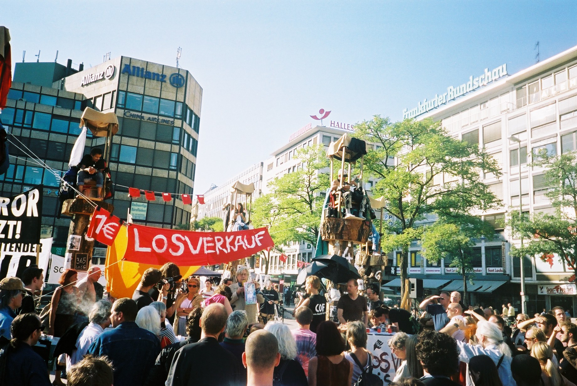 Brock zu Gast bei Christoph Schlingensiefs Aktion "Church of fear" - Tag 5: "Stummen Stimmen geben", Bild: Frankfurt a. M. 09.09.2003 © Udo Havekost.