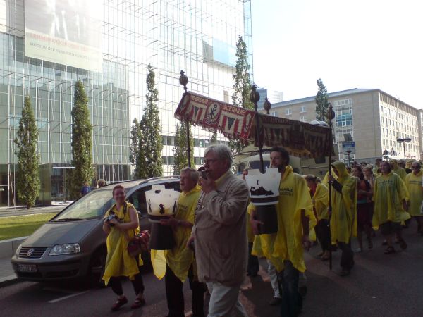 Gott und Müll, Bild: Demonstrationszug in Leipzig.