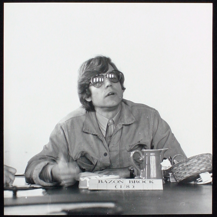 Bilderserie »Der weise Bazon Brock« 101/116, Bild: mamya, B. 11, 1/8 sec., Bildformat: 24 x 2 cm © Joachim Schaffer, Hamburg 1972.