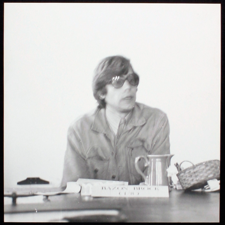 Bilderserie »Der weise Bazon Brock« 102/116, Bild: mamya, B. 11, 1/8 sec., Bildformat: 24 x 2 cm © Joachim Schaffer, Hamburg 1972.