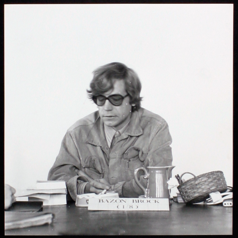 Bilderserie »Der weise Bazon Brock« 103/116, Bild: mamya, B. 11, 1/8 sec., Bildformat: 24 x 2 cm © Joachim Schaffer, Hamburg 1972.