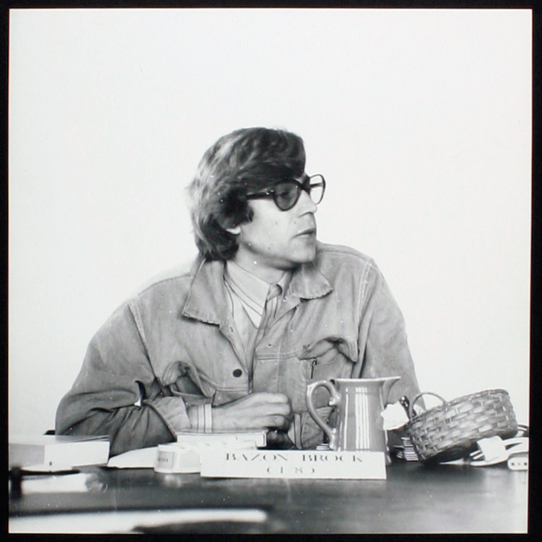 Bilderserie »Der weise Bazon Brock« 104/116, Bild: mamya, B. 11, 1/8 sec., Bildformat: 24 x 2 cm © Joachim Schaffer, Hamburg 1972.