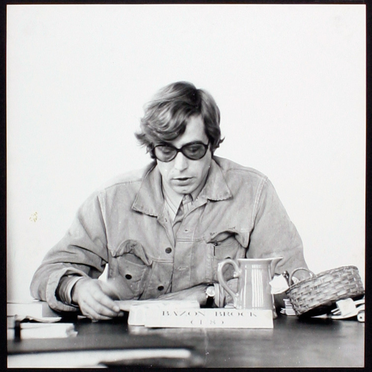 Bilderserie »Der weise Bazon Brock« 105/116, Bild: mamya, B. 11, 1/8 sec., Bildformat: 24 x 2 cm © Joachim Schaffer, Hamburg 1972.