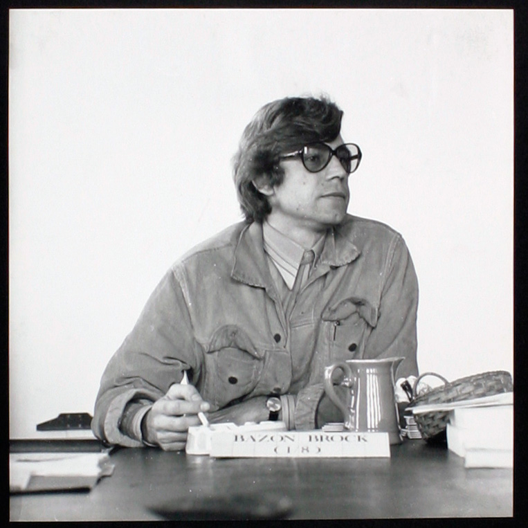 Bilderserie »Der weise Bazon Brock« 106/116, Bild: mamya, B. 11, 1/8 sec., Bildformat: 24 x 2 cm © Joachim Schaffer, Hamburg 1972.