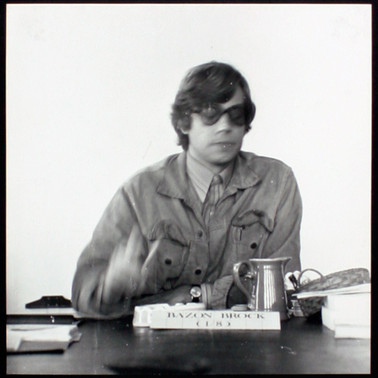 Bilderserie »Der weise Bazon Brock« 107/116, Bild: mamya, B. 11, 1/8 sec., Bildformat: 24 x 2 cm © Joachim Schaffer, Hamburg 1972.