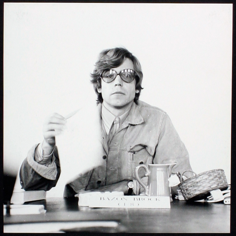 Bilderserie »Der weise Bazon Brock« 108/116, Bild: mamya, B. 11, 1/8 sec., Bildformat: 24 x 2 cm © Joachim Schaffer, Hamburg 1972.