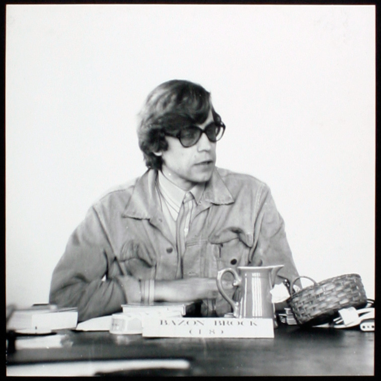 Bilderserie »Der weise Bazon Brock« 109/116, Bild: mamya, B. 11, 1/8 sec., Bildformat: 24 x 2 cm © Joachim Schaffer, Hamburg 1972.