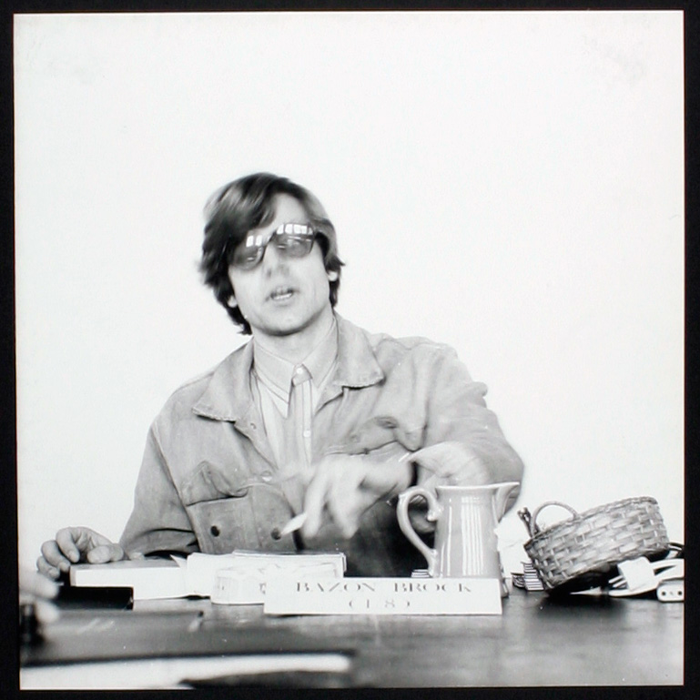 Bilderserie »Der weise Bazon Brock« 110/116, Bild: mamya, B. 11, 1/8 sec., Bildformat: 24 x 2 cm © Joachim Schaffer, Hamburg 1972.