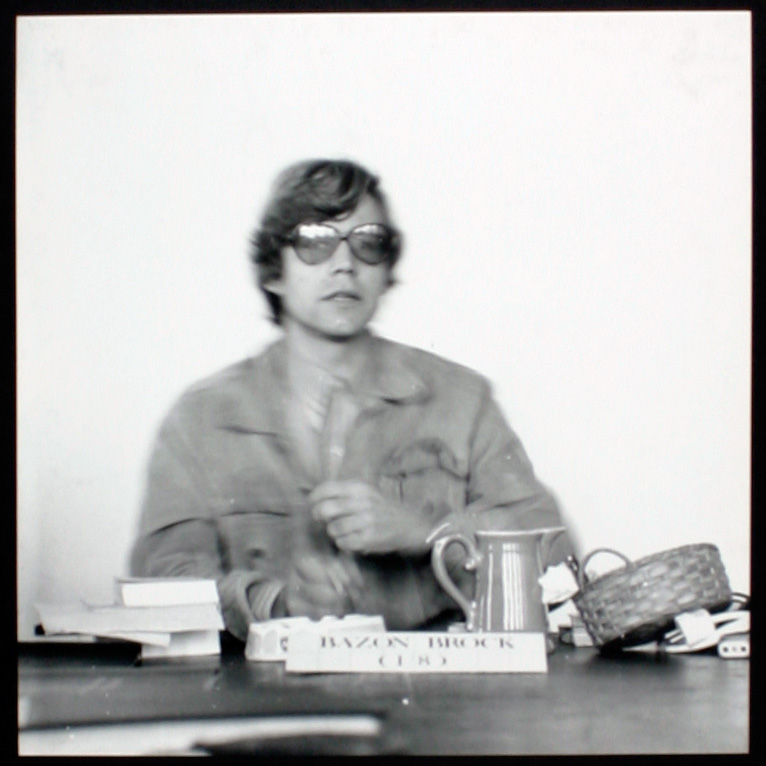 Bilderserie »Der weise Bazon Brock« 112/116, Bild: mamya, B. 11, 1/8 sec., Bildformat: 24 x 2 cm © Joachim Schaffer, Hamburg 1972.