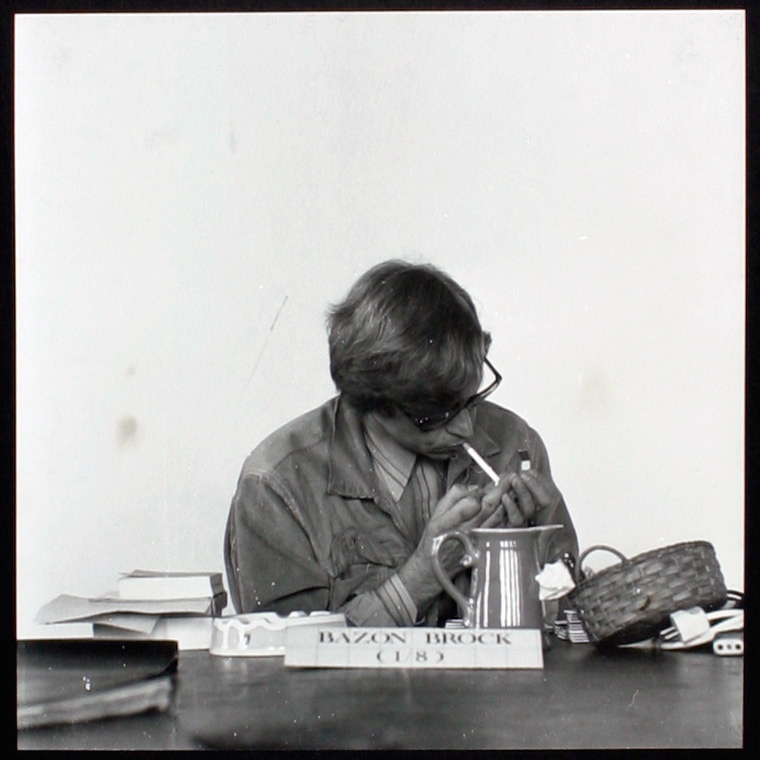 Bilderserie »Der weise Bazon Brock« 113/116, Bild: mamya, B. 11, 1/8 sec., Bildformat: 24 x 2 cm © Joachim Schaffer, Hamburg 1972.