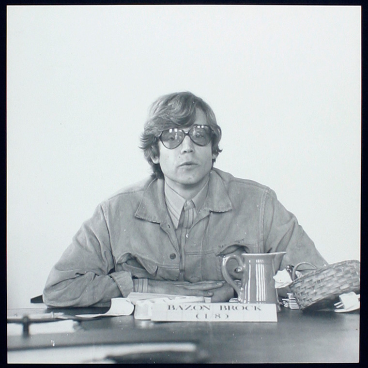 Bilderserie »Der weise Bazon Brock« 116/116, Bild: mamya, B. 11, 1/8 sec., Bildformat: 24 x 2 cm © Joachim Schaffer, Hamburg 1972.