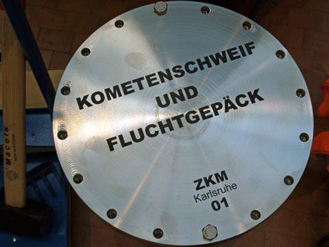 Kometenschweif und Fluchtgepäck, Bild: Ausstellung "Lustmarsch durchs Theoriegelände", ZKM Karlsruhe, 2006. Zylinder: Adi Hoesle.