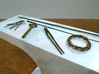 Amboaltar mit Insignien der Kreuzigung Christi, Bild: Ausstellung "Lustmarsch durchs Theoriegelände", ZKM Karlsruhe, 2006.