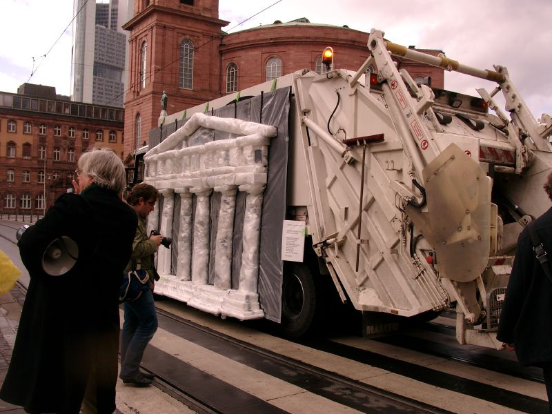 Prozession "Gott und Müll", Bild: Aktion "Lustmarsch durchs Theoriegelände", Frankfurt 2006.