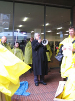 Prozession "Gott und Müll" vor dem Museum Ludwig
