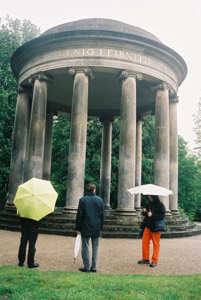 Unter Regenschirmen, Bild: Ausstellung "Lustmarsch durchs Theoriegelände", Kestnergesellschaft Hannover, 2006.