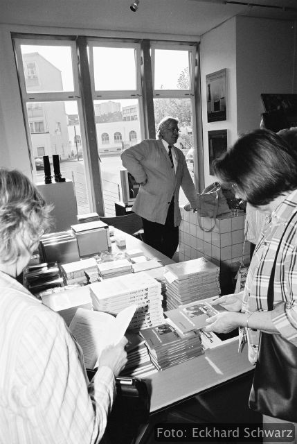 Museumsshop, Bild: Ausstellung "Lustmarsch durchs Theoriegelände", Kestnergesellschaft Hannover, 2006 © Eckhard Schwarz.