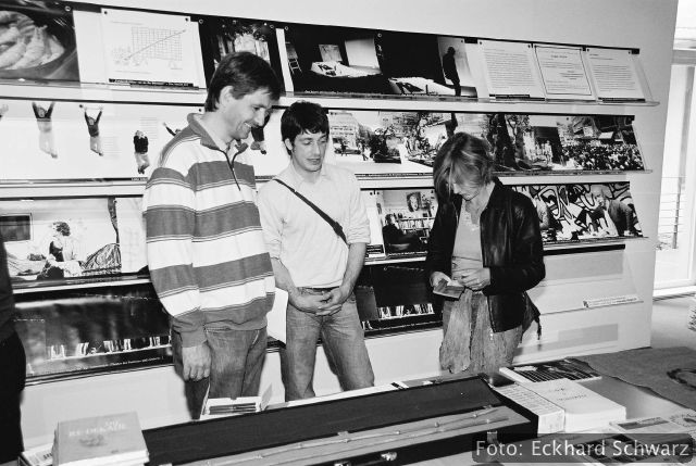 Museumsshop, Bild: Ausstellung "Lustmarsch durchs Theoriegelände", Kestnergesellschaft Hannover, 2006 © Eckhard Schwarz.