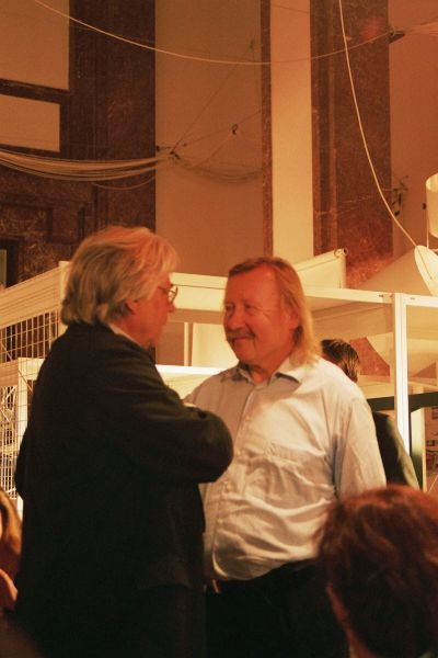 Bazon Brock und Peter Sloterdijk bei der Eröffnung, Bild: Lustmarsch, S. 25. Ausstellung "Lustmarsch durchs Theoriegelände", Haus der Kunst München, 2006.