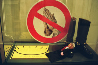 Theoretische Objekte: Beten verboten, zoon logon echon, SS-Stiefel für Sensible und Verpuppung