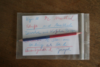 Kyrill (Bazon): In der Schreibstube entfaltet sich methodisch die Orthodoxie des richtigen Schreibens mit der Orthopädie der gesunden Haltung. Method (Joseph): In der Rückenschule werden wir zu Lehrern und Ärzten unserer selbst.