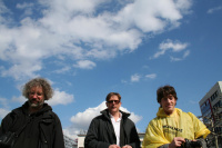 Mitglieder der Sterbekasse "Gute Nachrede": Stefan M. Seydel (rebell.tv), Thomas Zacharias (cabaret voltaire, Zürich) und Christian Bauer