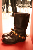 Glöckchen an den Stiefeln der SS-Männer als Ausdruck der Begründung von Ahnenkult in der angenommenen Tradtition der aus Indien stammenden Arier