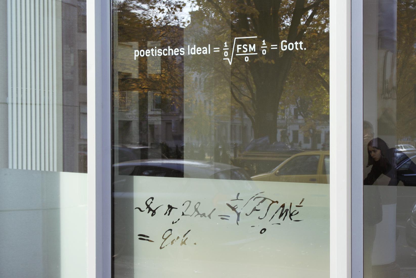 Formel für das poetische Ideal nach Friedrich Schlegel, Bild: 1/0 steht für „unendlich groß“; F=Fantastik, S=Sentimentalität und M=Mimik. Gestaltung: Adler & Schmit, Berlin 2011.